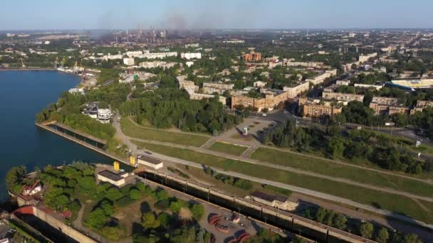 Vista aérea de la ciudad industrial de Ucrania. Mueva la cámara hacia atrás del sujeto . — Vídeos de Stock