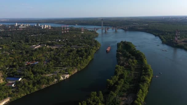 Beaux paysages verts sur les rives de la rivière Dniepr à Zaporozhye. Faire avancer la caméra sur le sujet .