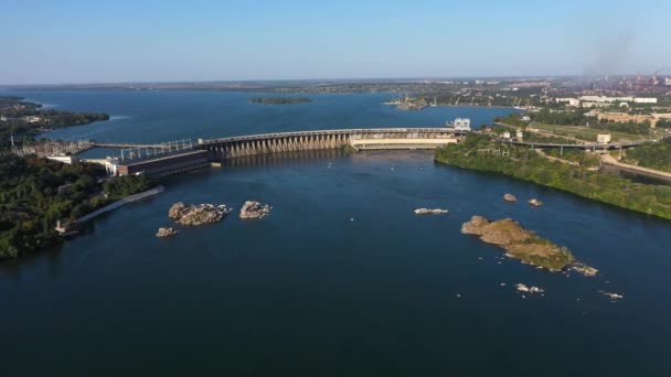 Veduta aerea della diga idroelettrica nella città industriale. Spostare la fotocamera in avanti sul soggetto . — Video Stock