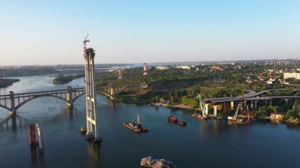 Ponte dell'automobile incompleto e ponte d'arco la sera. Tracciamento telecamera da destra a sinistra . — Video Stock