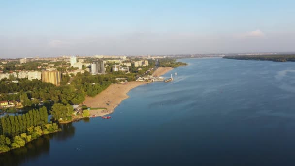 City Beach na břehu řeky Dněpru v Zaporozhye. Přesunutí fotoaparátu na toto téma dopředu. — Stock video