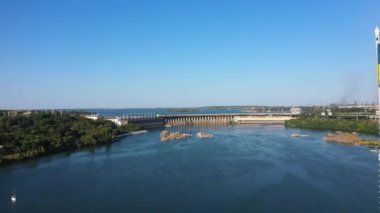 Zaporozhye sanayi şehrindeki Hidroelektrik Barajı 'nın havadan görünüşü. Kamerayı bu konuda ileri alıyorum..