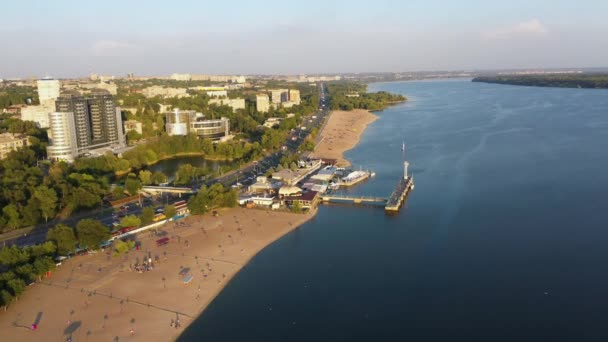 Praia da Cidade nas margens do rio Dnieper em Zaporozhye. Movendo a câmera para a frente sobre o assunto . — Vídeo de Stock