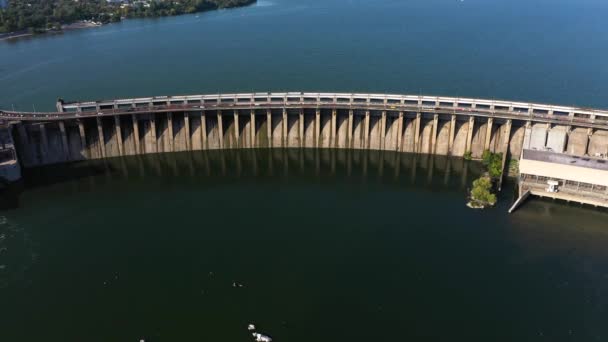 Luchtfoto van het stadsverkeer op de hydro-elektrische dam. Camera Tracking van links naar rechts. — Stockvideo