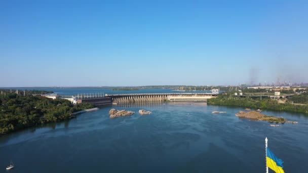 Вид с воздуха на ГЭС в промышленном городе Запорожье. Движение камеры сверху вниз . — стоковое видео