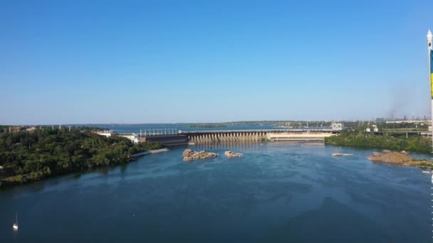 Vista aérea da Barragem Hidrelétrica em Zaporozhye cidade industrial. Movendo a câmera para a frente sobre o assunto . — Vídeo de Stock