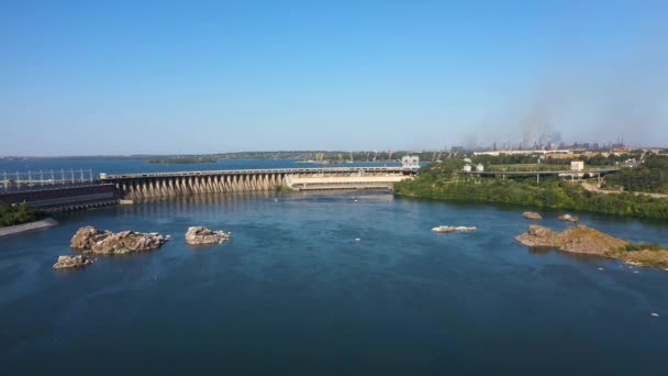 Vue aérienne du barrage hydroélectrique dans la ville industrielle. Faire avancer la caméra sur le sujet . — Video