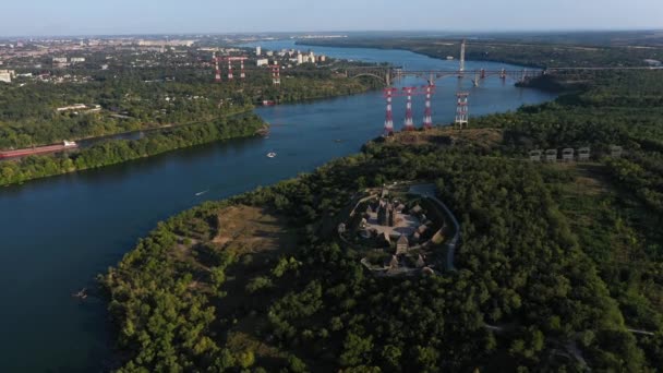 Flygfoto över Cossack Settlement Zaporizhzhya Sich på ön Khortytsya. Att föra kameran framåt i ämnet. — Stockvideo