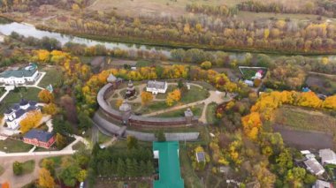 Ukrayna 'nın Chernihiv Oblastı' ndaki Seym Nehri ile Baturyn Kalesi 'nin havadan görüntüsü. Kamera Sağdan sola İzleniyor.