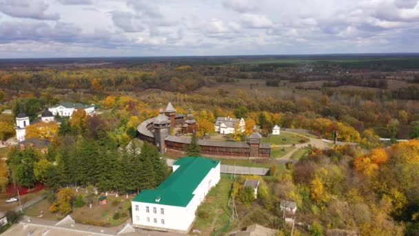 Vista aérea de la fortaleza de Baturyn con el río Seym en el óblast de Chernihiv de Ucrania. Seguimiento de la cámara de derecha a izquierda . — Vídeo de stock