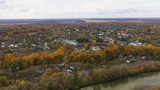 Flygfoto över Baturin slott med Seym River i Tjernihiv oblast i Ukraina. Flytta kameran framåt föremål. — Stockvideo