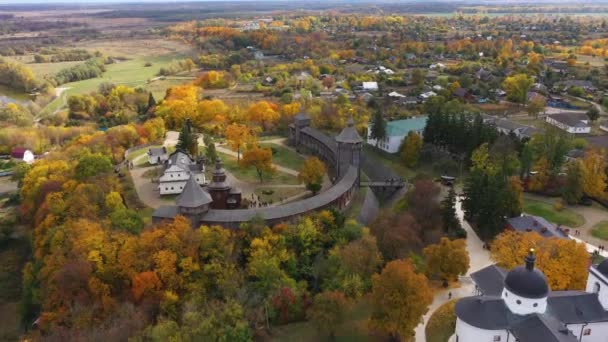 Vista panorámica aérea del castillo de Baturin con el río Seym en el óblast de Chernihiv de Ucrania. Cámara móvil sujeto hacia adelante . — Vídeos de Stock