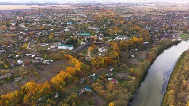 Vista panorámica aérea de la fortaleza de Baturin en el óblast de Chernihiv de Ucrania en otoño. Cámara móvil sujeto hacia adelante . — Vídeo de stock