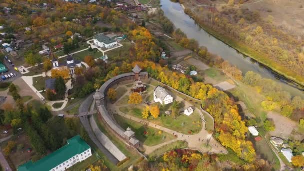 Bela vista aérea da Fortaleza de Baturin com o rio Seym na Ucrânia. Mover a câmera para a frente assunto . — Vídeo de Stock