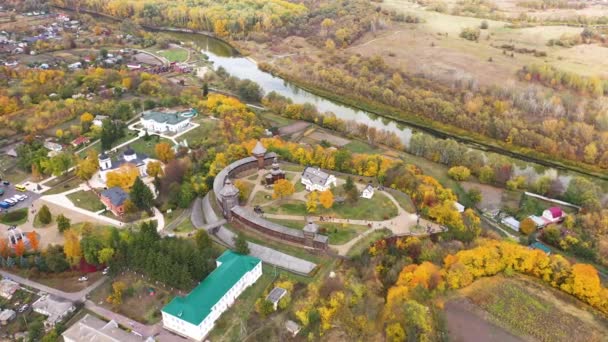 Aerial piękny widok na zamek Baturin z Sejmem rzeki w obwodzie czernihowskim Ukrainy. Namierzanie kamery od lewej do prawej. — Wideo stockowe