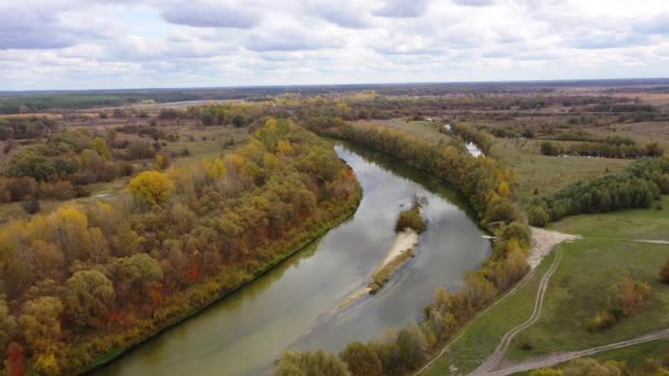 Flygfoto över Seym River vid Baturyn i Tjernihiv oblast i Ukraina. Flytta kameran framåt föremål. — Stockvideo