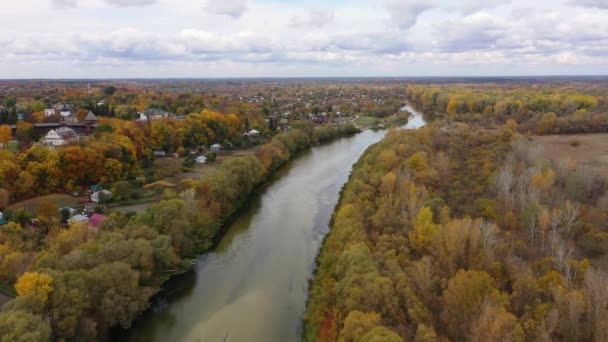 Вид с воздуха на реку Сейм в Батурине Черниговской области Украины. Перемещение камеры вперед . — стоковое видео