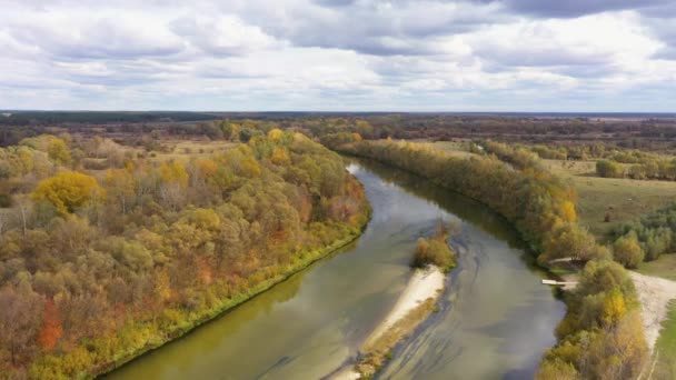 Αεροφωτογραφία του ποταμού Seym στο Baturyn της Ουκρανίας. Μετακίνηση θέματος φωτογραφικής μηχανής. — Αρχείο Βίντεο