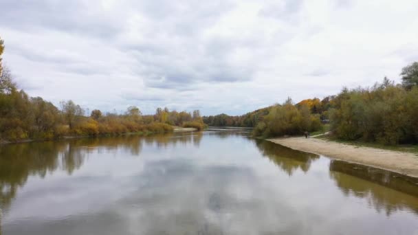 Вид с воздуха на красивый пейзаж реки осенью. Перемещение камеры вперед. Облачный день . — стоковое видео