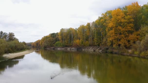 Vue aérienne du magnifique paysage fluvial à l'automne. Je fais avancer la caméra. Jour nuageux .