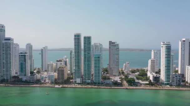 Apartamentos y hoteles de negocios en la bahía — Vídeo de stock