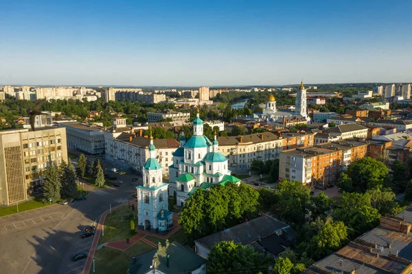 A Catedral Ortodoxa da Trindade no verão na cidade de Sumy, Ucrânia — Fotografia de Stock