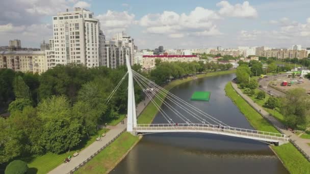 Beroemde The Lovers Bridge in Kharkov City luchtfoto. — Stockvideo