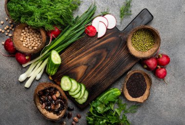 Vegan Menü Konsepti. Vejetaryen yemeği pişirmek için taze malzemelerle ahşap kesme tahtası..