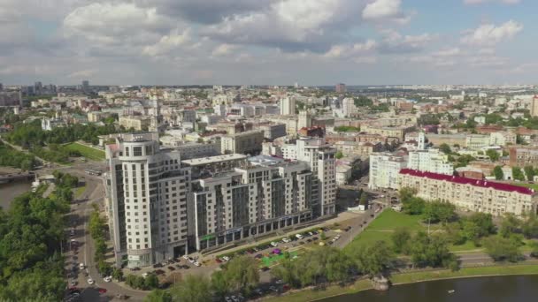 UKRAINE, KHARKOV, JUNI 18, 2020: Luchtfoto van het centrum van Harkiv en woonwijken. Oekraïne. — Stockvideo