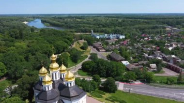 Katerinler Kilisesi. Ukrayna 'nın Chernigov kentindeki Ortodoks Kilisesi. Chernihiv 'deki nehir limanı