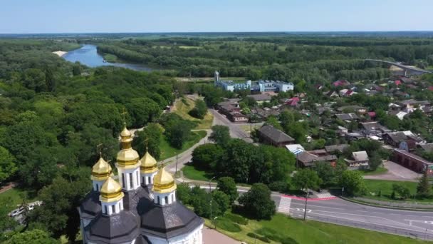 Katerinler Kilisesi. Ukrayna 'nın Chernigov kentindeki Ortodoks Kilisesi. Chernihiv 'deki nehir limanı — Stok video