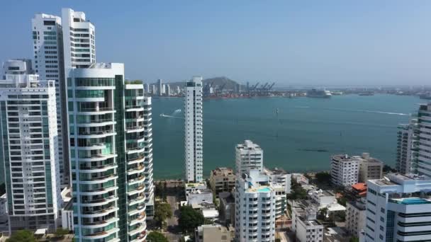 Porto industriale e hotel di lusso a Cartagena, Colombia vista aerea. — Video Stock