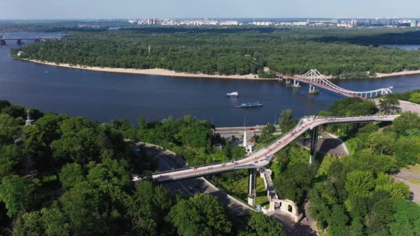 Pedestrian - bicycle bridge in Kiev. Kyiv city landscape aerial view. — Stock Video