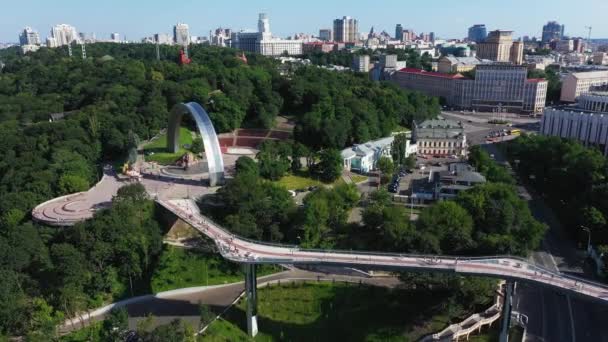 Pont piétonnier à Kiev. Kiev paysage de la ville vue aérienne. — Video