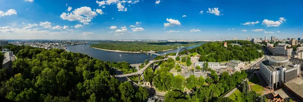 Kiev 'deki yaya köprüsü. Kyiv şehri panorama manzarası hava manzarası. — Stok fotoğraf