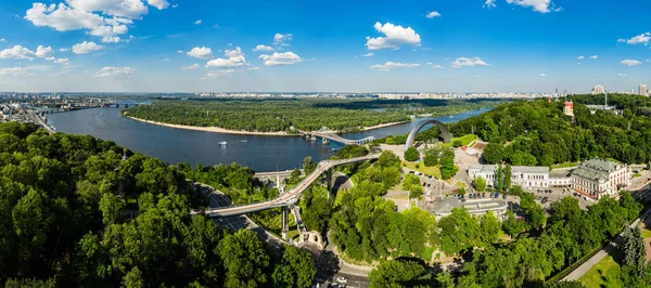 Puente peatonal en Kiev. Kiev ciudad paisaje vista aérea . —  Fotos de Stock