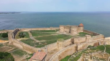 Ukrayna 'nın Ukrayna hava manzaralı Odessa bölgesinde Dinyester nehrinin kıyısında yer alan Akkerman Kalesi..