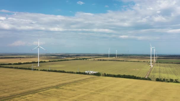 Mulini a vento generano elettricità in un campo vista aerea. — Video Stock