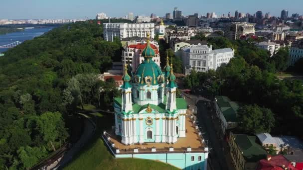 세인트 앤드루스 교회 , St. Andrews Descent, Podil, Dnieper. 키예프. 우크라이나 항공 전경. — 비디오