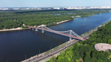 Kiev hava manzaralı Dinyeper Nehri üzerindeki yaya parkı köprüsü.