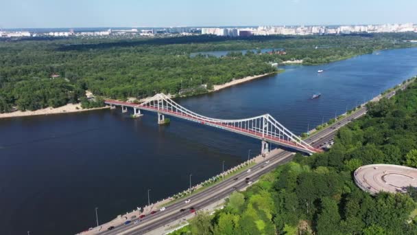 Pont du Parc piétonnier sur la rivière Dniepr à Kiev vue aérienne. — Video