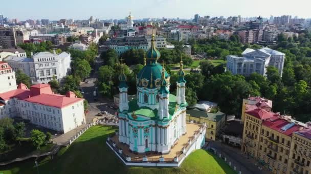 Sint Andrews kerk en Andreevska straat van boven stadsgezicht van de wijk Podol Kiev Oekraïne luchtfoto uitzicht. — Stockvideo