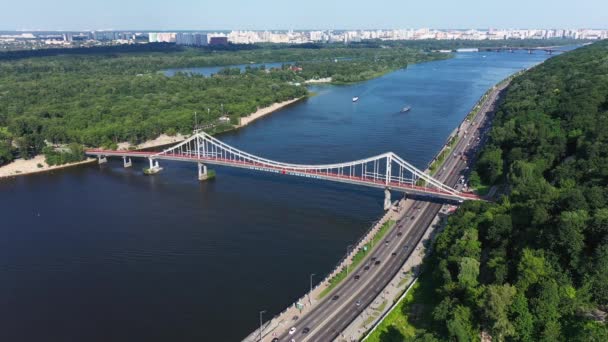 Gyalogos Park Bridge Kyiv légi kilátás. — Stock videók