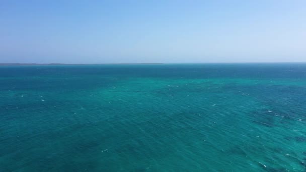 Mar azul bajo cielo azul. Vista aérea del océano abierto . — Vídeos de Stock