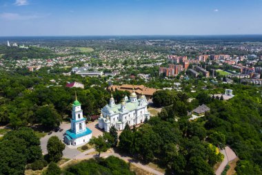 Ukrayna, Poltava 'daki Kutsal Dormition Katedrali' nin havadan görünüşü. Yaz öğlen güneş ışığı.