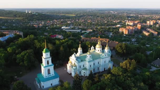 Poltava město Svatý Nanebevzetí Panny Marie letecký pohled ve večerních hodinách. — Stock video