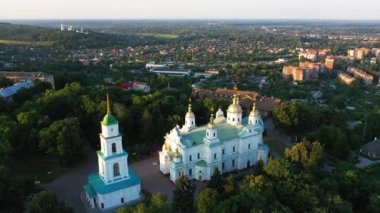 Poltava Şehri Kutsal Varsayım Katedrali Akşam manzarası.