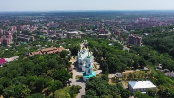 Полтавский городской Успенский собор и современный районный вид с воздуха . — стоковое видео