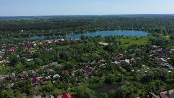 Vista aérea dos arredores de edifícios residenciais e um belo lago. Desenvolvimento de Habitação Suburbana . — Vídeo de Stock