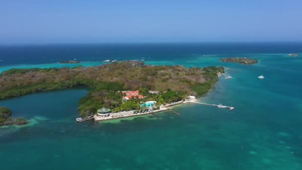 Island paradise in the ocean aerial view. — Stock Video